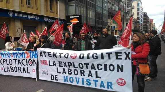 una de las últimas protestas de trabajadores de Atento y Digitex frente a la sede de Telefónica en León. 