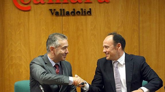 El presidente de la Fundación Michelin, Félix Sanchidrián y el presidente de la Cámara de Valladolid, Carlos Villar, tras la firma. MIRIAM CHACÓN - ICAL