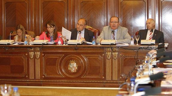 El presidente de la Diputación, José María Hernández, en el centro, con Carmen Fernández, Ana Asenjo, Mario Granda y Urbano Alonso.