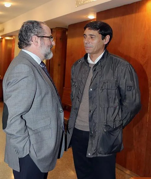 Lino Rodríguez (d.), con su abogado, Jesús Verdugo, en los juzgados. 