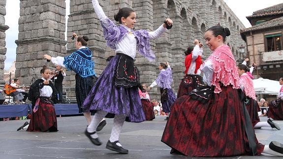 Actuación del grupo toledano Amanecer en el Festival Infantil de Danza Mariano Silverio. 