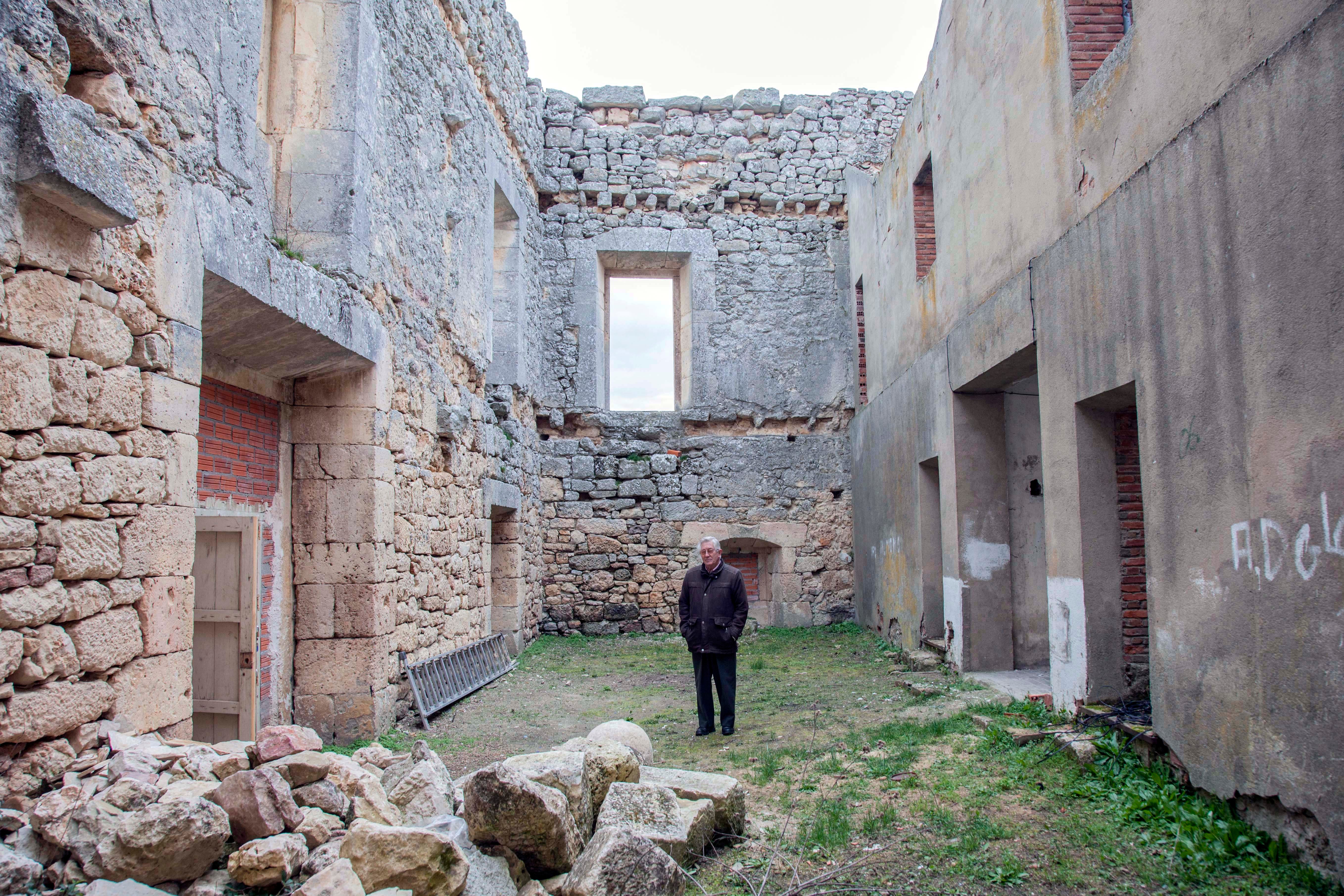 Vicente Robisco, alcalde de Navares de las Cuevas, en el palacete del siglo XVII, Patrimonio Histórico Artí­stico de Interés Provincial desde 1977, pensado como posada real y epicentro del futuro laboral de familias en paro