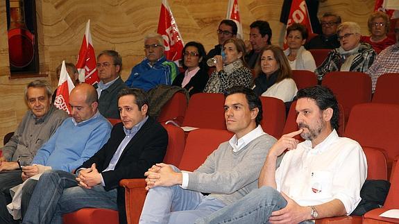 Pedro Sánchez, junto al alcalde del Real Sitio, José Luis Vázquez, en el acto de campaña electoral de las elecciones europeas celebrado en La Granja. 