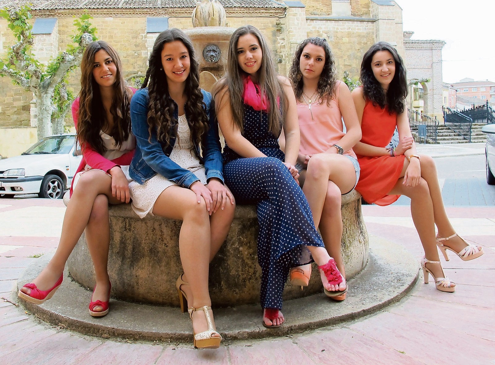 Nieves Fernández, Ronte Serna, Sara Pérez, Cristina Castañeda y Ana Isabel Heras, en una fuente en los entornos de la iglesia.