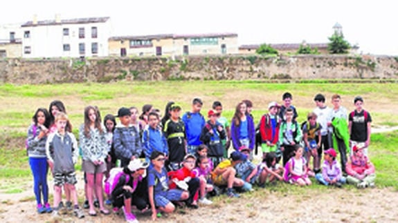 Los niños, momentos antes de la partida. 