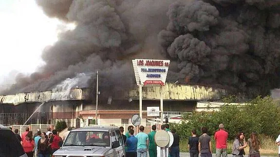 El fuego y el humo envuelven la fábrica de productos cárnicos de Los Joaquines, en Pinillos de Polendos.