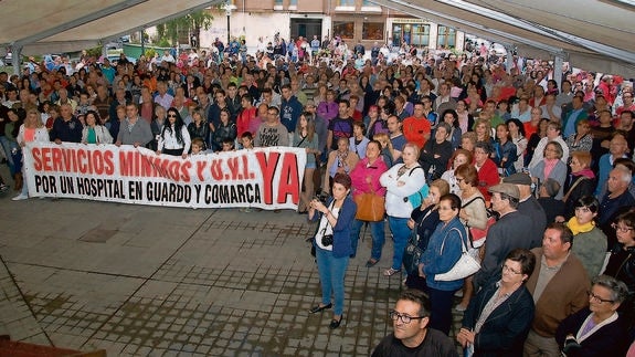 Los asistentes escuchan el manifiesto bajo la carpa instalada en la plaza de la Constitución.José Carlos Diez