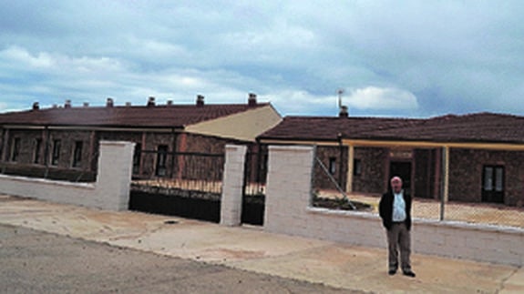 El alcalde de Martiago delante de la residencia. 