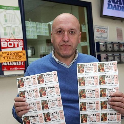 Luis Galindo, muestra unos boletos de Lotería en su administración del barrio de Nueva Segovia, en una imagen de archivo.