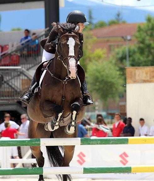 Andrea Vidal realizando uno de los saltos. 