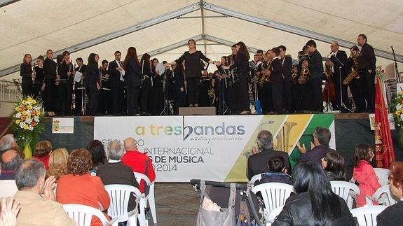 Las bandas de Guardo y de Veguellina de Órbigro, tras interpretar dos pasodobles.