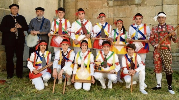 Los Dulzaineros de Campos acompañan a los danzantes actuales en Fuentes de Nava.