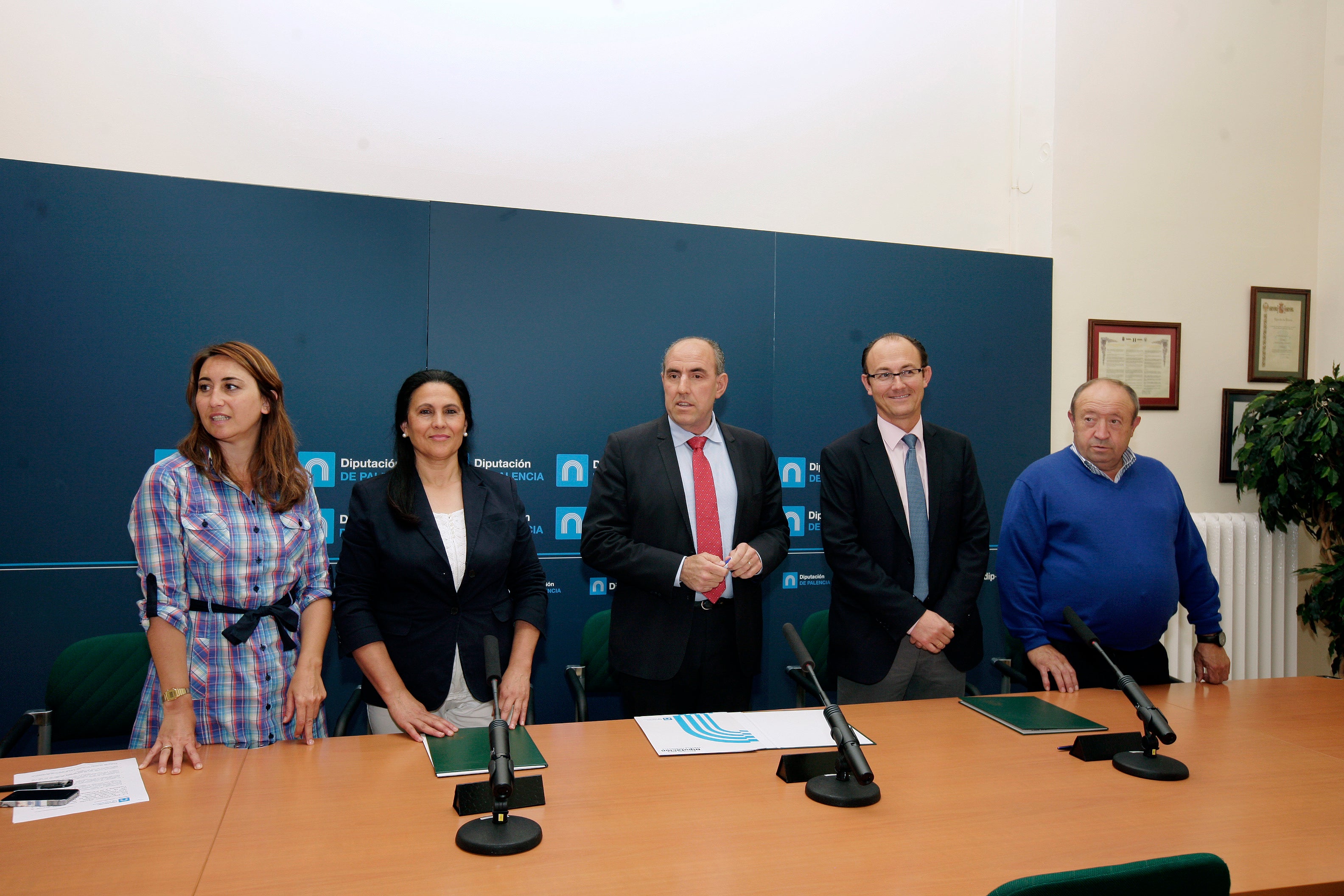 Representantes de la Diputación y de los ayuntamietnos de Palenzuela y Torquemada posan antes de la rueda de prensa.