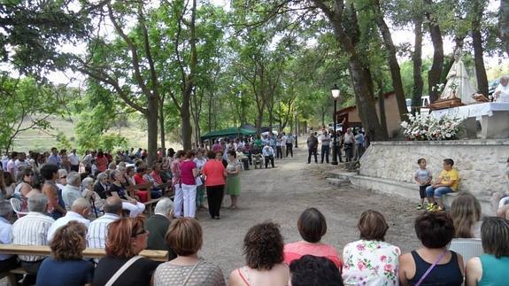 Misa celebrada en la ermita de la Virgen del Olmar, en Canalejas. 