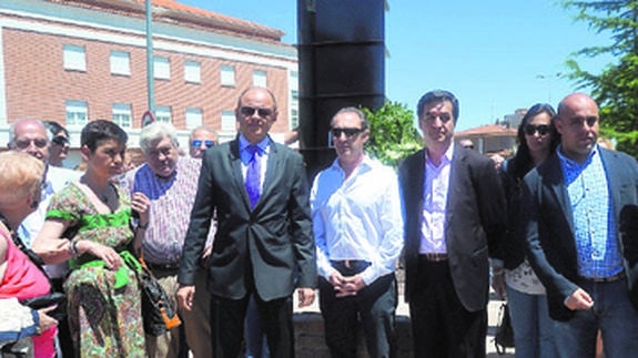 El alcalde, el escultor Juan Francisco Pro, el director del CDS y concejales del Ayuntamiento, ante la escultura inaugurada. 