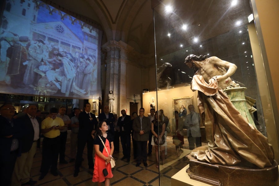 Una niña observa una de las piezas de la exposición.