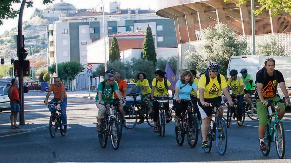 Llegada de los participantes en la ecomarcha en bici contra el ‘fracking’ a los aledaños de Campos Góticos.