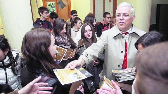 El decano de Ciencias Sociales, José Antonio Orejas, reparte folletos informativos a los estudiantes durante la jornada de puertas abiertas en el centro