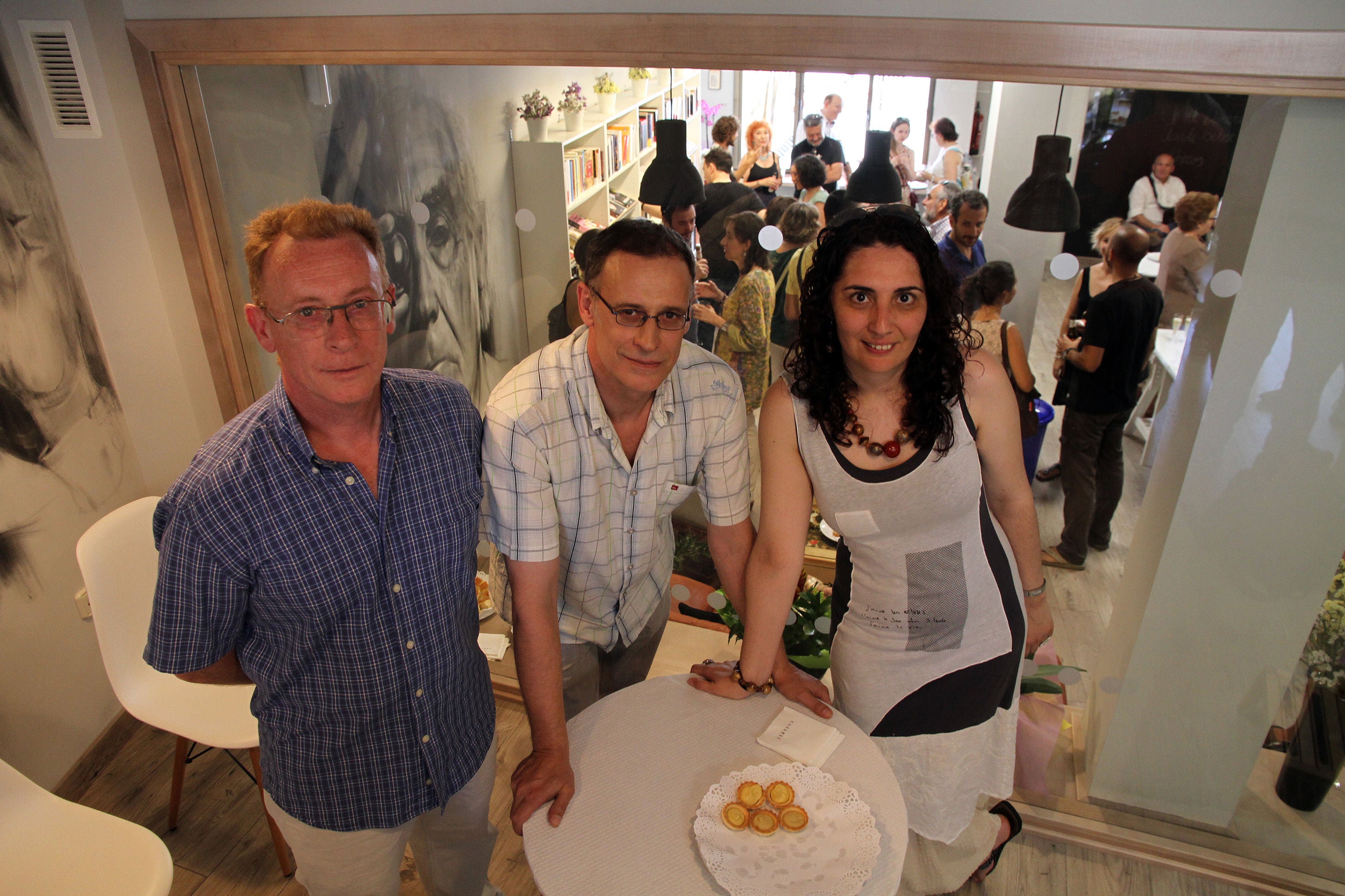 Carlos Olmos, Jesús y Judith Pérez, en la nueva librería-café Intempestivos.