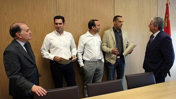 El consejero de Economía y Empleo, Tomás Villanueva, y el presidente de ClH, José Luis López Silanes, conversan con tres emprendedores innovadores tras firman el convenio de colaboración. / 