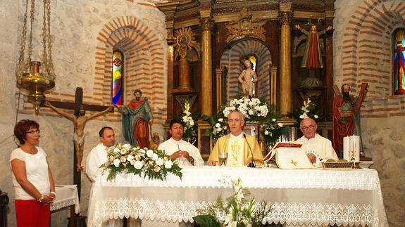 Ceremonia para conmemorar las bodas de oro sacerdotales de José González.