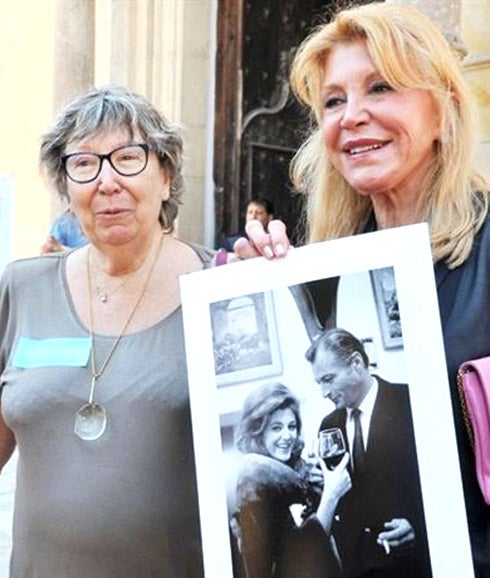 Tita Cervera muestra la foto