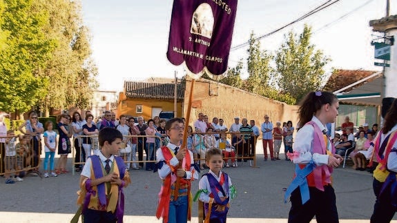 Niños del grupo de danzas de Villamartín de Campos. 