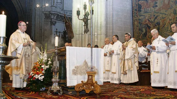 El obispo, a la izquierda, en la Misa Crismal celebrada el Martes Santo de 2013.