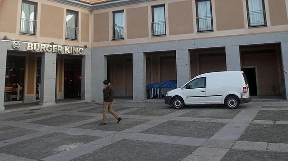 Bajo, ahora tapiado, de la plaza de la Artillería donde se instalará McDonald´s, junto al Burger King.