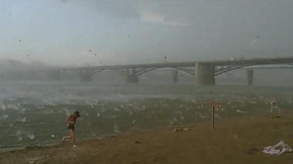 Una increíble granizada sorprende a unos bañistas en Siberia