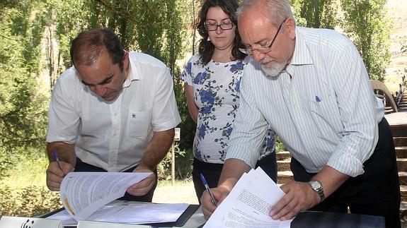 Juan Carlos del Olmo, secretario general de WWF y José Valín, director de la Confederación, firmando el convenio en Montejo de la Vega.