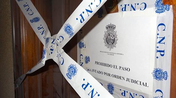 Precinto en la puerta de entrada al piso. 