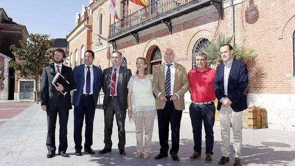 Participantes en la firma del convenio. 