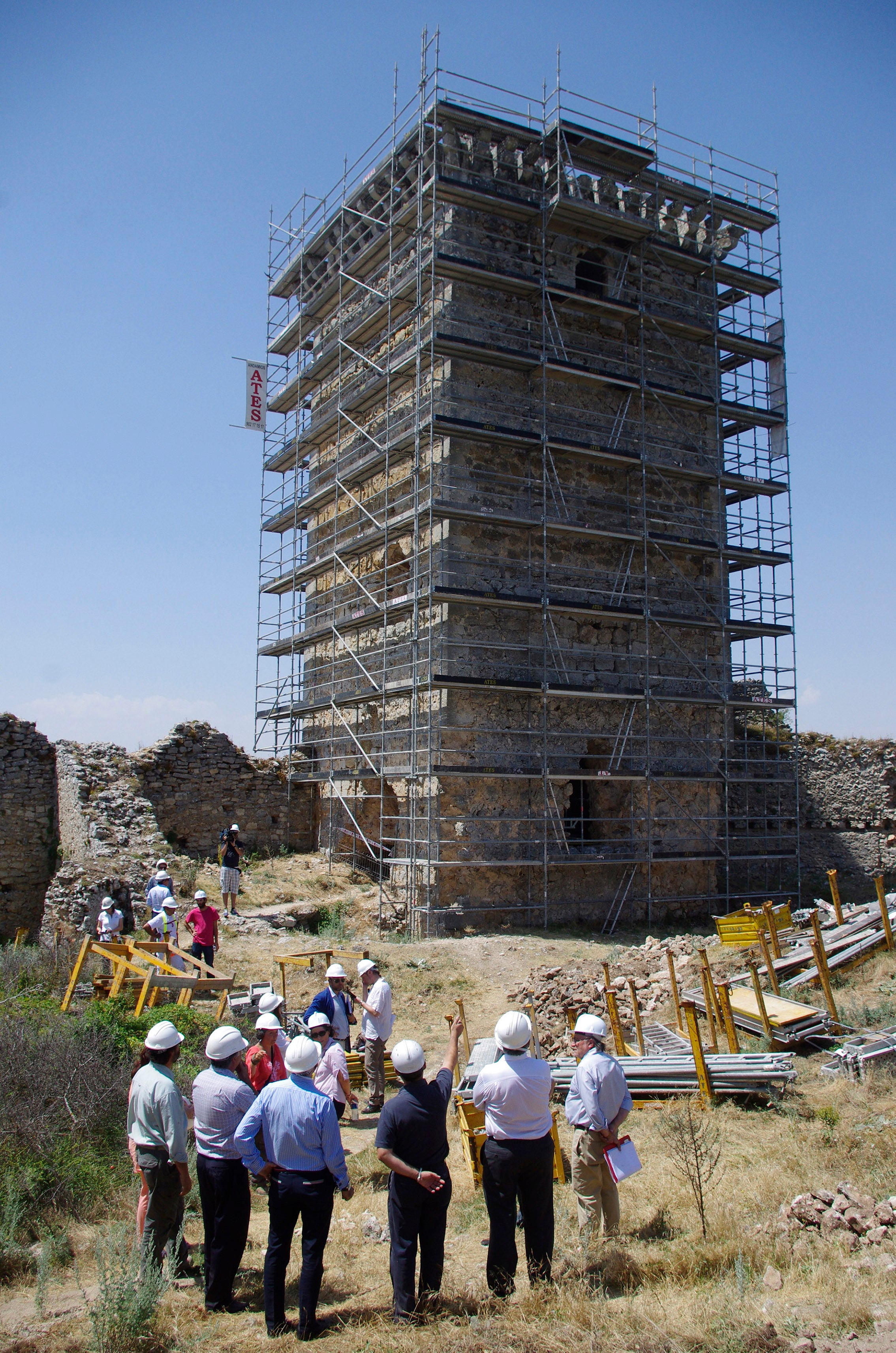 Ramiro Ruiz Medrano y el subdirector general del Instituto del Patrimonio Cultural presentan el ‘Programa nacional de visitas guiadas a Bienes Culturales en proceso de restauración’, en el castillo de Ucero. Les acompaña María José Heredia, subdelegada del Gobierno en Soria