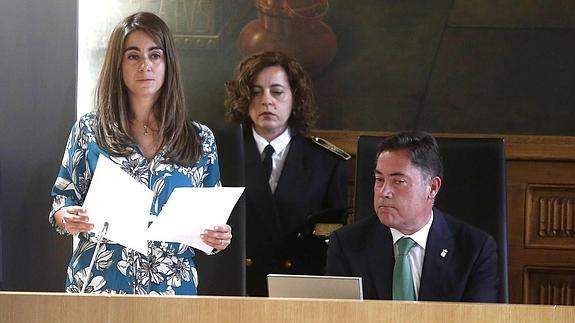 La hija de lIsabel Carrasco lee emocionado su discurso de agradecimiento.