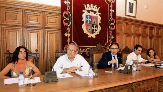 María Álvarez, Isidoro Fernández, Alfonso Polanco, Miguel Ángel de la Fuente y Paloma Rivero, en los primeros minutos del pleno. 