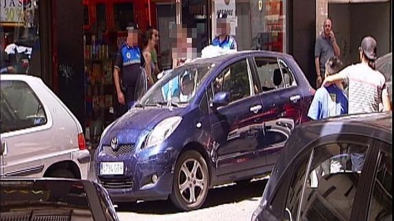 La ventana rota del coche por la que los bomberos rescataron al bebé