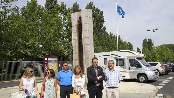 El alcalde, Alfonso Polanco, segundo por la derecha, al lado de Ángel Cabezas mientras posa ante la 'bandera azul'. 