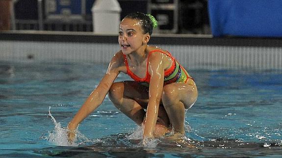 Una nadadora del CNS Fabio Nelli durante una figura.