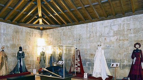 Trajes expuestos en el castillo de Fuentes de Valdepero.