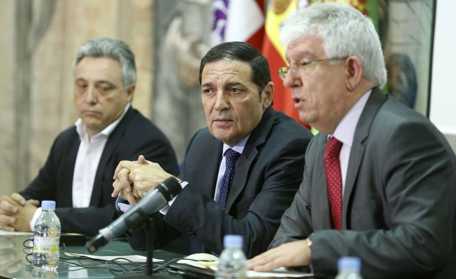 El consejero de Sanidad, Antonio María Sáez Aguado, inaugura el curso de verano 'Presente y futuro del cáncer gástrico colorrectal'. Junto a él, el rector de la ULE, José Ángel Hermida