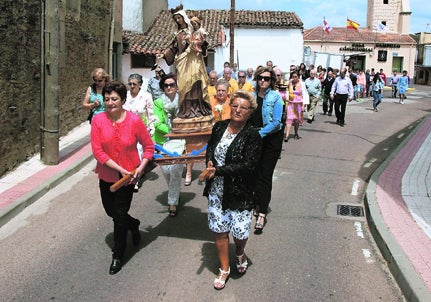 Los vecinos procesionaron por las calles.