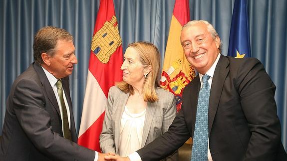 Juan José Mateos y el presidente de Renfe, Julio Gómez-Pomar Rodríguez, firman un convenio sobre FP Dual en presencia Ana Pastor. LETICIA PÉREZ - ICAL