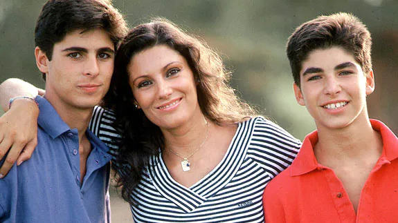 Carmen Ordóñez con sus hijos Fran y Cayetano