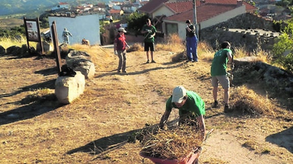 Participantes en el programa de Voluntariado Ambiental que se está desarrollando estos días en Villarino de los Aires. 