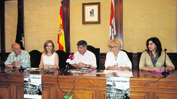 Miembros del Ayuntamiento y de la Filmoteca Regional presentaron ayer la Semana de Cine. 