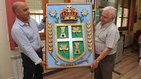 Celestino Martín entrega al alcalde el escudo.