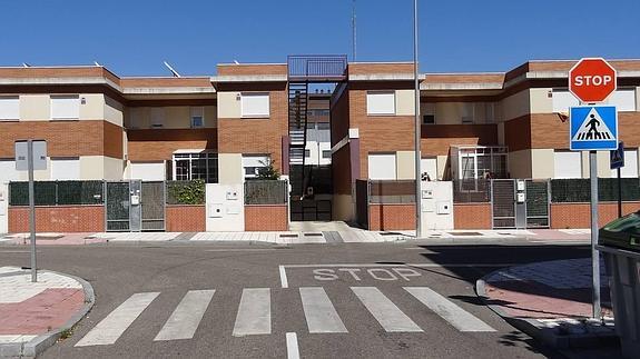 Adosados de protección oficial de la cooperativa Covical 2000 en la calle Aconcagua (Pinar de Jalón), cuyos 38 residentes tendrán que pagar una media de 14.114 euros. 