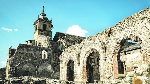 Restos medievales del claustro reglar. 