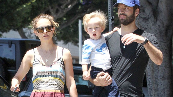 Natalie Portam con su marido y su hijo Aleph